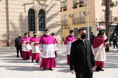 Saliendo del Palacio Episcopal tras jurar su cargo como obispo coadjutor.