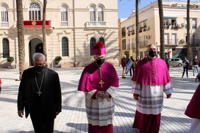 El arzobispo metropolitano de Granada, el obispo de Almería y el obispo coadjutor tras jurar su cargo en el Palacio Episcopal.