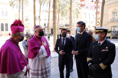 El obispo saludando a los alcaldes de El Ejido y de Adra y al comandante Naval de Almería.