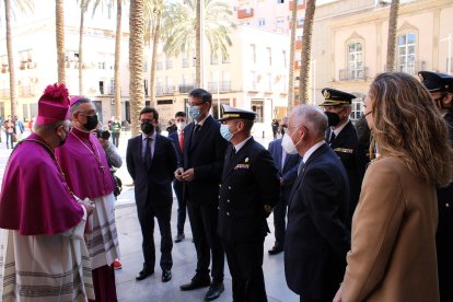 El obispo de Almería y el obispo coadjutor saludando a las autoridades asistentes.