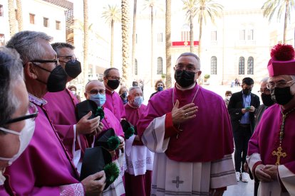 El obispo Antonio Gómez saludando a los canónigos de la Catedral de la Encarnación.
