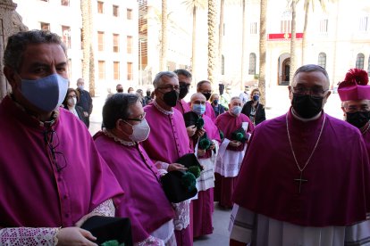 El obispo Antonio Gómez saludando a los canónigos de la Catedral de la Encarnación.