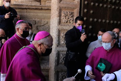 El obispo de Almería y el obispo coadjutor entrando en la Catedral de la Encarnación.