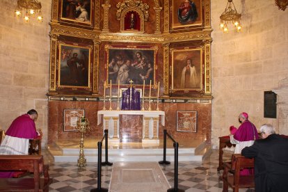 El obispo coadjutor, el obispo de Almería y el arzobispo metropolitano de Granada orando ante el Santísimo en la capilla de la Piedad.