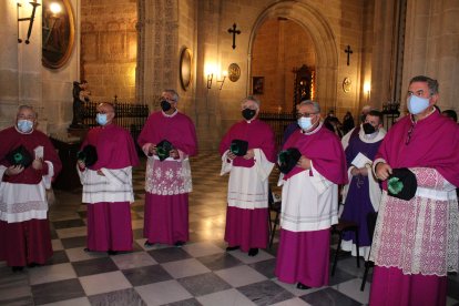 Canónigos de la Santa y Apostólica Iglesia de la Catedral de la Encarnación.