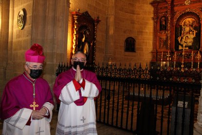El obispo de Almería y el obispo coadjutor ante la capilla de San Indalecio, Patrón de la Diócesis.