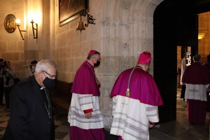 El arzobispo metropolitano de Granada, el obispo coadjutor y el obispo de Almería entrando en la Sacristía Mayor.