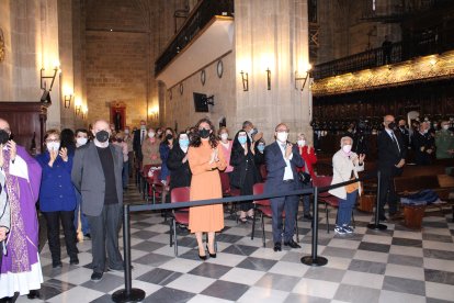 La hermana mayor del Prendimiento, María del Mar Marín; junto al teniente hermano mayor, en la solemne celebración de la eucaristía.