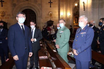 El alcalde de Adra, el diputado provincial, el general jefe de la Brigada de La Legión y el subdelegado de Defensa.