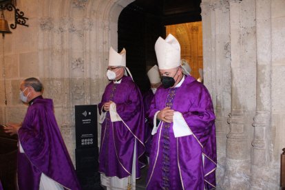 Obispo asistentes a la toma de posesión de monseñor Antonio Gómez saliendo de la Sacristía Mayor.