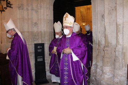 Obispo asistentes a la toma de posesión de monseñor Antonio Gómez saliendo de la Sacristía Mayor.