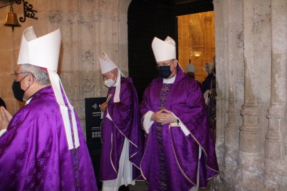 Obispo asistentes a la toma de posesión de monseñor Antonio Gómez saliendo de la Sacristía Mayor.