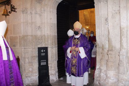 El obispo Antonio Gómez Cantero saliendo de la Sacristía Mayor de la Catedral de la Encarnación.