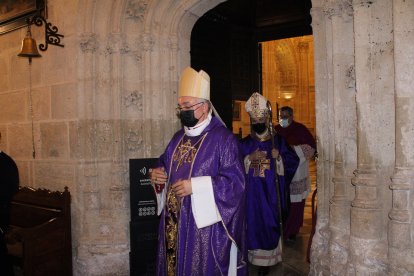 El obispo Antonio Gómez Cantero saliendo de la Sacristía Mayor de la Catedral de la Encarnación.