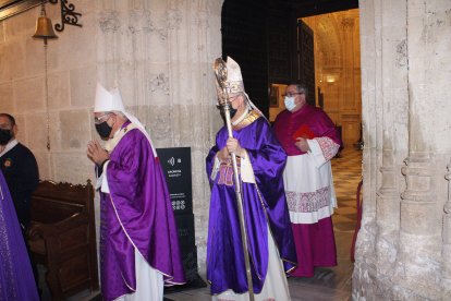 El arzobispo metropolitano de Granada y el obispo de Almería saliendo de la Sacristía Mayor.