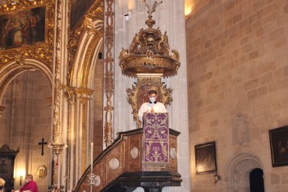 Leyendo la 1ª Lectura.