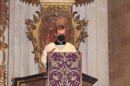 Leyendo la 2ª lectura del Evangelio.