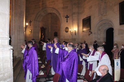 La curia diocesana almeriense participando en la eucaristía.