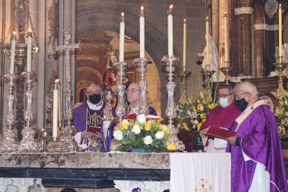 El obispo Antonio Gómez, Adolfo González Montes, obispo de Almería; y el arzobispo, Francisco Javier Martínez.
