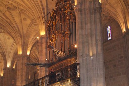 La delegada de Gobierno de la Junta, el presidente de la Diputación y el alcalde de Almería y como fondo el histórico órgano catedralicia, del siglo XVIII.