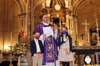 El obispo, Antonio Gómez Cantero, dirigiendo unas palabras tras su toma de posesión.
