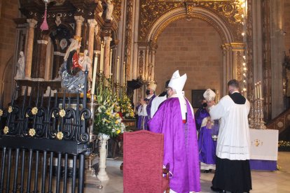 Rezando ante la Santísima Virgen al finalizar la celebración eucarística.