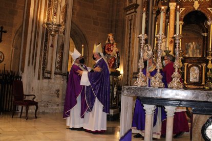 El arzobispo metropolitano de Granada felicitando al nuevo obispo coadjutor de Almería.