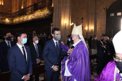 El obispo, Antonio Gómez, saludando al alcalde de Almería, Ramón Fernández-Pacheco.