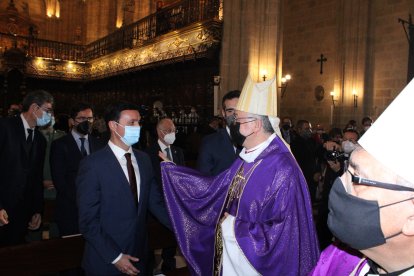 El obispo, Antonio Gómez, saludando al presidente de la Diputación, Javier Aureliano García.