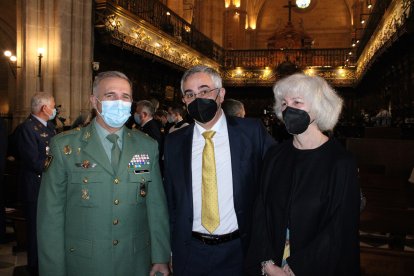 El general Marcos Llago, jefe de la Brigada de La Legión; y Manuel Gómez, hermano del nuevo obispo.