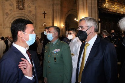 El presidente de la Diputación, Javier Aureliano García, junto a Manuel Gómez, hermano del nuevo obispo.