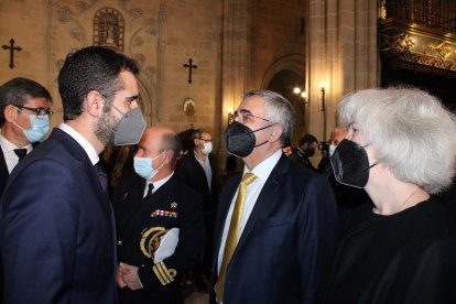 El alcalde saludando al hermano del nuevo obispo, Manuel Gómez; y su esposa, Carmen.