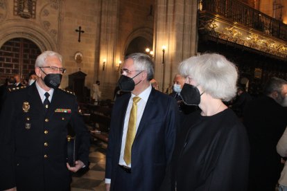 El jefe de la Brigada Provincial de Seguridad Ciudadana, José Luis Campo, saludando al hermano del nuevo obispo.