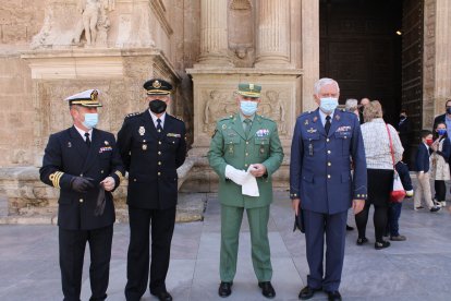 Comandante Naval,el jefe de la Brigada de Seguridad Ciudadana de la Policía Nacional , General jefe de la Brigada de La Legión; y el subdelegado de Defensa.