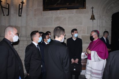 La curia almeriense felicitando al nuevo obispo.