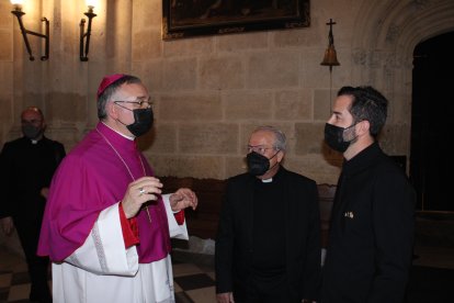 El obispo, junto al canónigo catedralicio, felicitando al director del coro de Adra Pedro Mena.