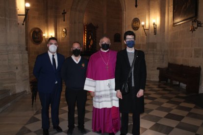 Personal de la Catedral de la Encarnación junto al nuevo obispo.