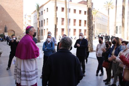 El nuevo obispo, a la salida de la Catedral de la Encarnación, recibido entre aplausos.
