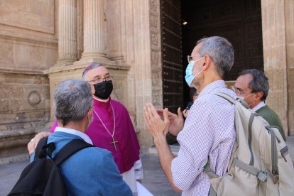 La Comunidad de Jesuitas de Almería saludando al nuevo obispo.