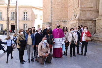 El obispo junto a movimientos cristianos almerienses.