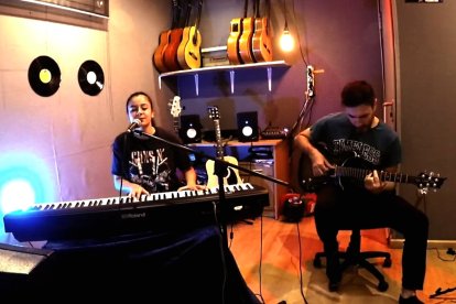 Quédate en casa! Los artistas cantando desde balcones o por las redes sociales.