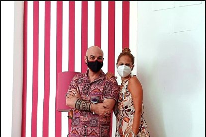 Sergi Regal junto a Pastora Soler preparándole su vestuario.