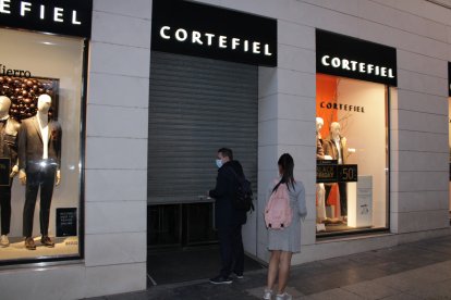 Cierre del comercio a las seis de la tarde.