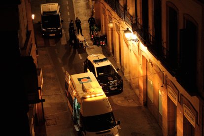 El 061 y la Policía Nacional atendiendo a una persona dentro del toque de queda.