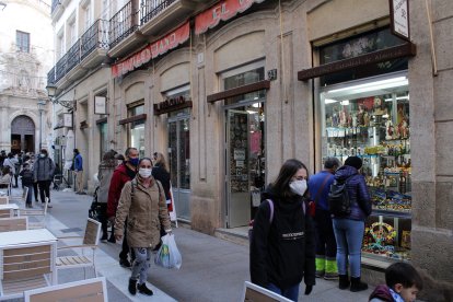 La vida comercial de la ciudad en periodo de Rebajas.