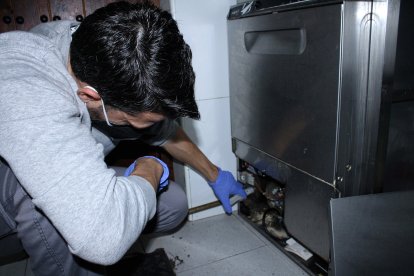 Preparando y desinfectando los bares y establecimientos hosteleros para la apertura.