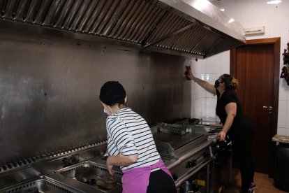 Preparando y desinfectando los bares y establecimientos hosteleros para la apertura.