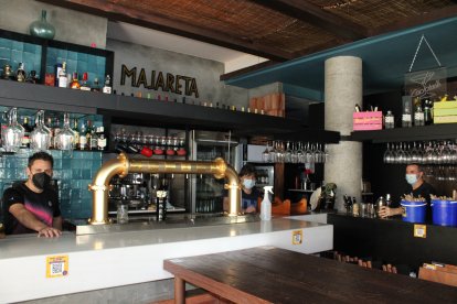 Preparando y desinfectando los bares y establecimientos hosteleros para la apertura.