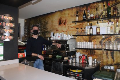 Preparando y desinfectando los bares y establecimientos hosteleros para la apertura.