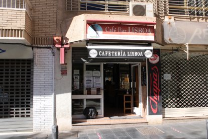 Preparando y desinfectando los bares y establecimientos hosteleros para la apertura.